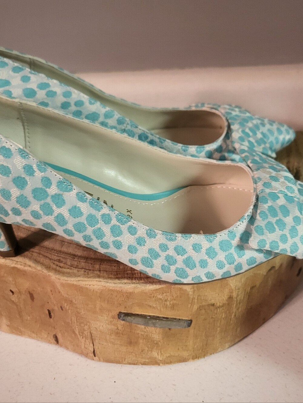NEW ANNE KLEIN WHITE BLUE DOTS KITTEN HEEL COMFORT PUMPS SIZE 8 M - Picture 5 of 7